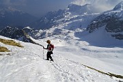 74 Dalla cima con attenzione  ci abbassiamo al passo